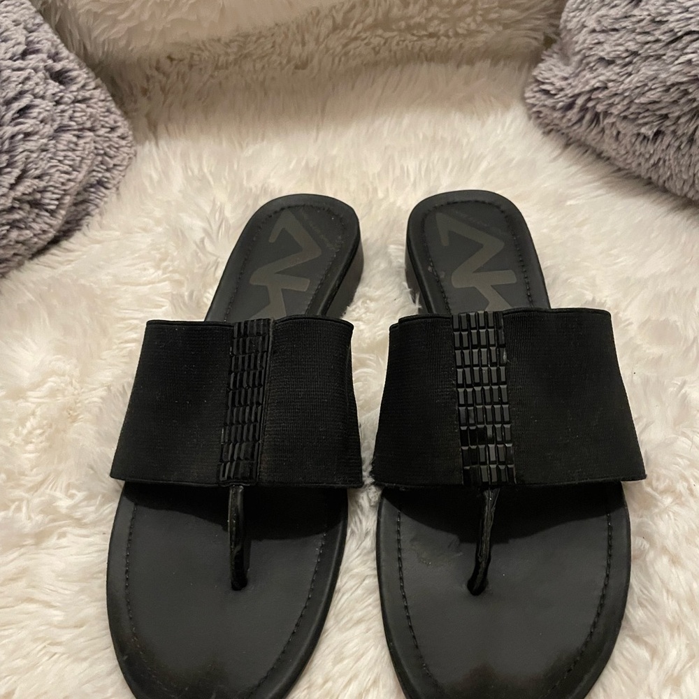 Akiko Black Sandals Sleek Thong Style